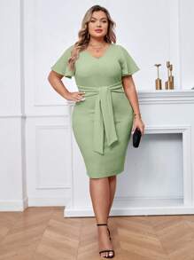 SHEIN Privé 大尺碼女士純色v領荷葉袖打結腰身裙