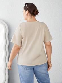 SHEIN Essnce 女士紋理面料加大碼短袖t卹,v領線條設計配空心剪裁 - 杏色 - 查看 2