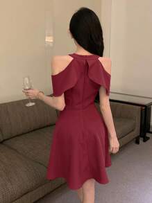 DAZY Đầm dạ hội màu trơn hở vai cổ bẻ bó eo - Màu Đỏ Sâu - Xem 5