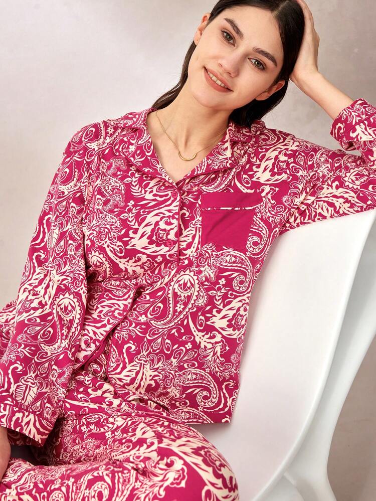 Ensemble de pyjama long en coton imprimé cachemire rouge pour femmes. Ensemble de détente pour femmes avec pantalon à poches. Vêtements de pyjama d'automne