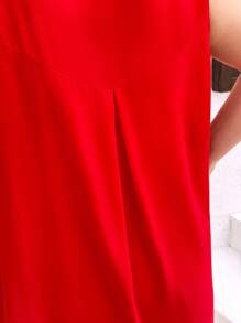 SHEIN CURVE+ بلوزة نسائية بدون أكمام وبياقة على شكل حرف V بلون سادة وجميع المقاسات - الأحمر - مشاهدة 3
