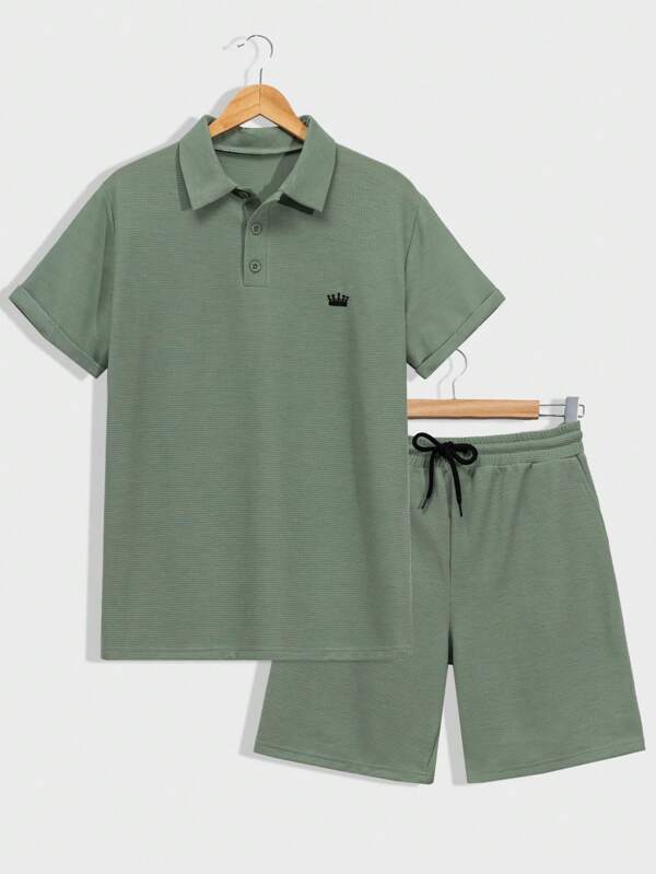 RueChic Conjunto De Camisa De Manga Corta Y Pantalon Corto Con Bordado De Corona Para Hombre