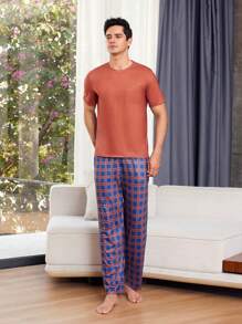 Conjunto De Camiseta De Manga Corta De Color Sólido Para Hombre Y Pantalones Largos A Cuadros Para Uso Doméstico
