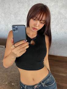 DAZY 女士圓領中空剪裁短肚兜上衣,鈕扣設計 - 黑色 - 查看 6