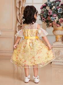 SHEIN Vestido De Media Longitud De Hombro Frío Con Cuello Redondeado Y Lindo Bordado De Flores Y Mangas Con Volantes Para Niña - Amarillo - Ver 7