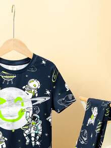 SHEIN Tween男童休閒圓領太空人圖案短袖t恤和短褲緊身家居服套裝 - 寶藍色 - 查看 3