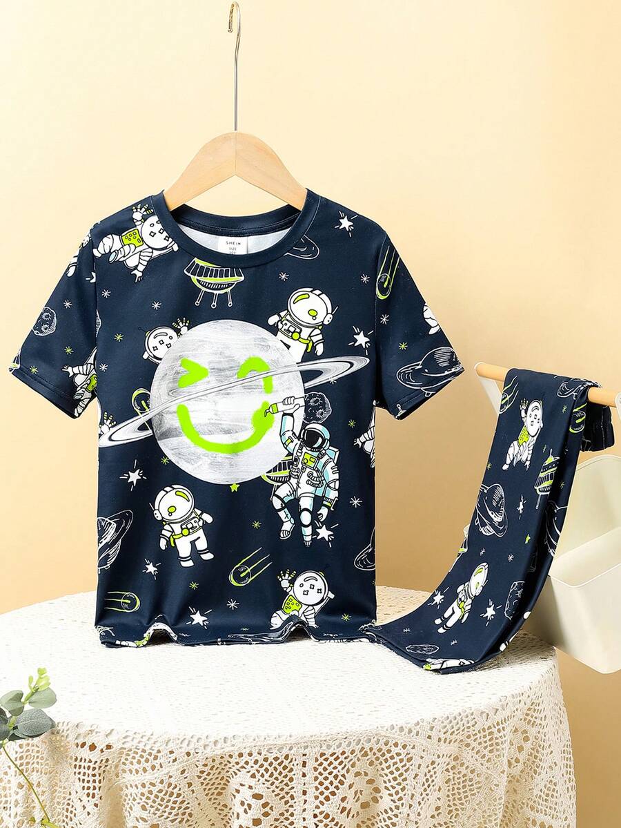 SHEIN Tween男童休閒圓領太空人圖案短袖t恤和短褲緊身家居服套裝 - 寶藍色 - 查看 1