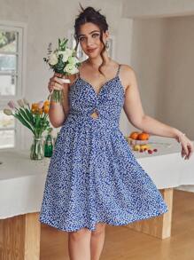 SHEIN Franclia Plus Size Hollow Out Twist-Front Ditsy In hoa Cami Dress với hoa văn tinh tế - Màu xanh lam - Xem 1