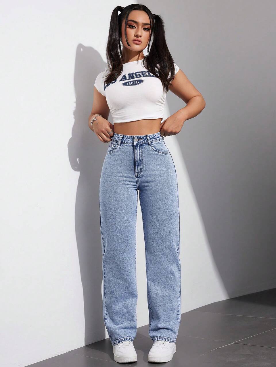 Women's Straight-Leg Jeans With Pockets