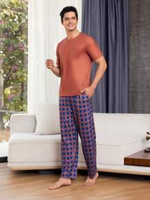 Conjunto De Camiseta De Manga Corta De Color Sólido Para Hombre Y Pantalones Largos A Cuadros Para Uso Doméstico