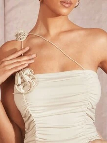 SHEIN BAE 純色修身打褶斜肩帶裙裝，配有3D花卉裝飾，非常適合約會或度假 - 杏色 - 查看 4