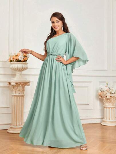 SHEIN Belle Dama de honor con un solo hombro de tela de gasa, adorno de nudo en la cintura, mangas asimétricas de murciélago anchas, bajo asimétrico, para el Día de San Patricio