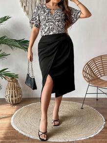 SHEIN Clasi Conjunto de 2 piezas para mujer de talla grande con blusa de estampado botánico y cuello con abertura y falda - Blanco y Negro - Ver 5