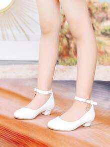 女童戶外派對連身裙搭配白色兒童高跟鞋