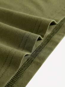 ROMWE MEN Street Life 男士肖像印花短袖t恤和束帶腰短褲 - 軍綠色 - 查看 3