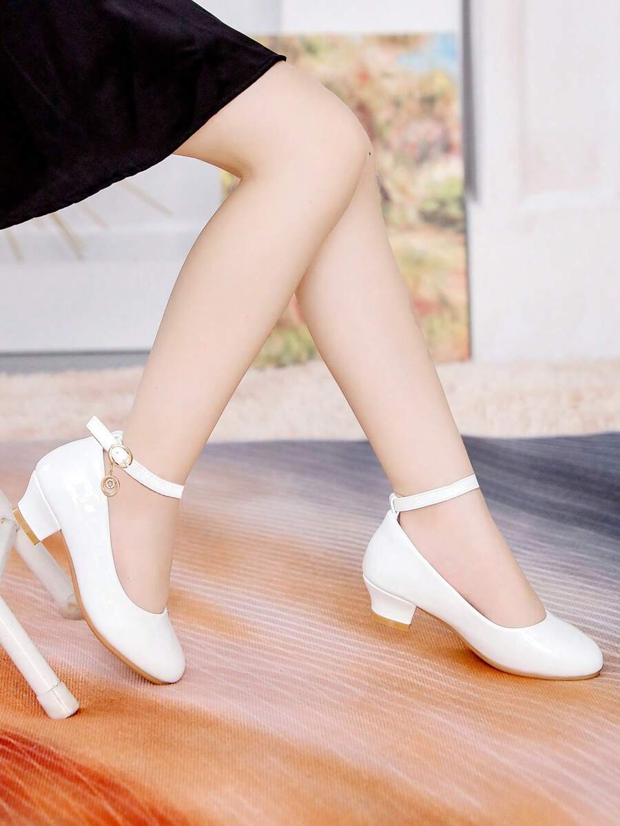 女童戶外派對連身裙搭配白色兒童高跟鞋