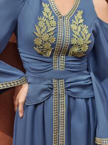 Al Najma 女士露肩阿拉伯傳統長裙,帶有膠帶裝飾 - 藍色 - 查看 4