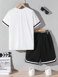SHEIN 適合青少年男孩的字母印花休閒運動圓領短袖T恤和短褲套裝 - 白色 - 查看 3