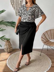 SHEIN Clasi Conjunto de 2 piezas para mujer de talla grande con blusa de estampado botánico y cuello con abertura y falda - Blanco y Negro - Ver 3