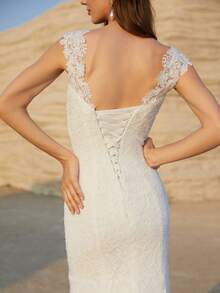 1 件女士 V 领无袖蕾丝鱼尾下摆婚纱 - 米色 - 查看 8