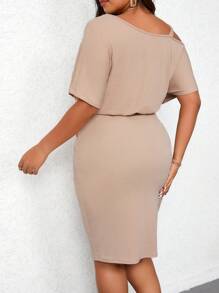 SHEIN Clasi 大尺碼純色斜口領腰部收腰合身連衣裙 - 杏色 - 查看 2