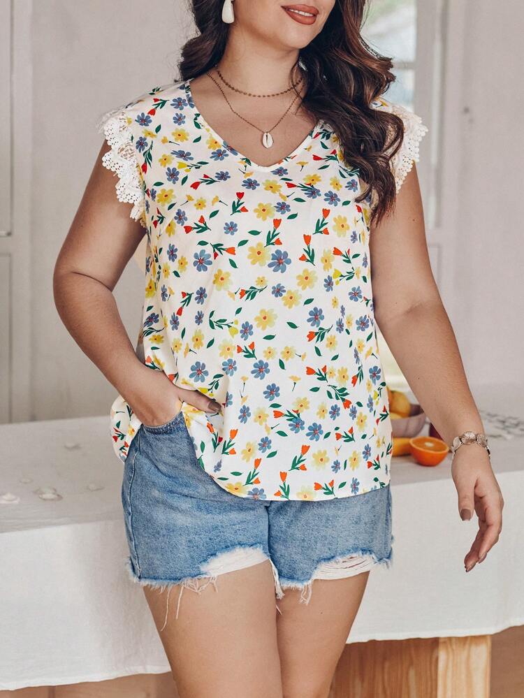Plus Size Women's V-Neck Lace Hem Short Sleeve Floral Print Top With Flutter Sleeves