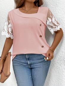 SHEIN Clasi Kích thước lớn Ren Vá lại Chi tiết Nút Không đối xứng Đường viền cổ áo Giải trí Áo thun - Hồng - Xem 1