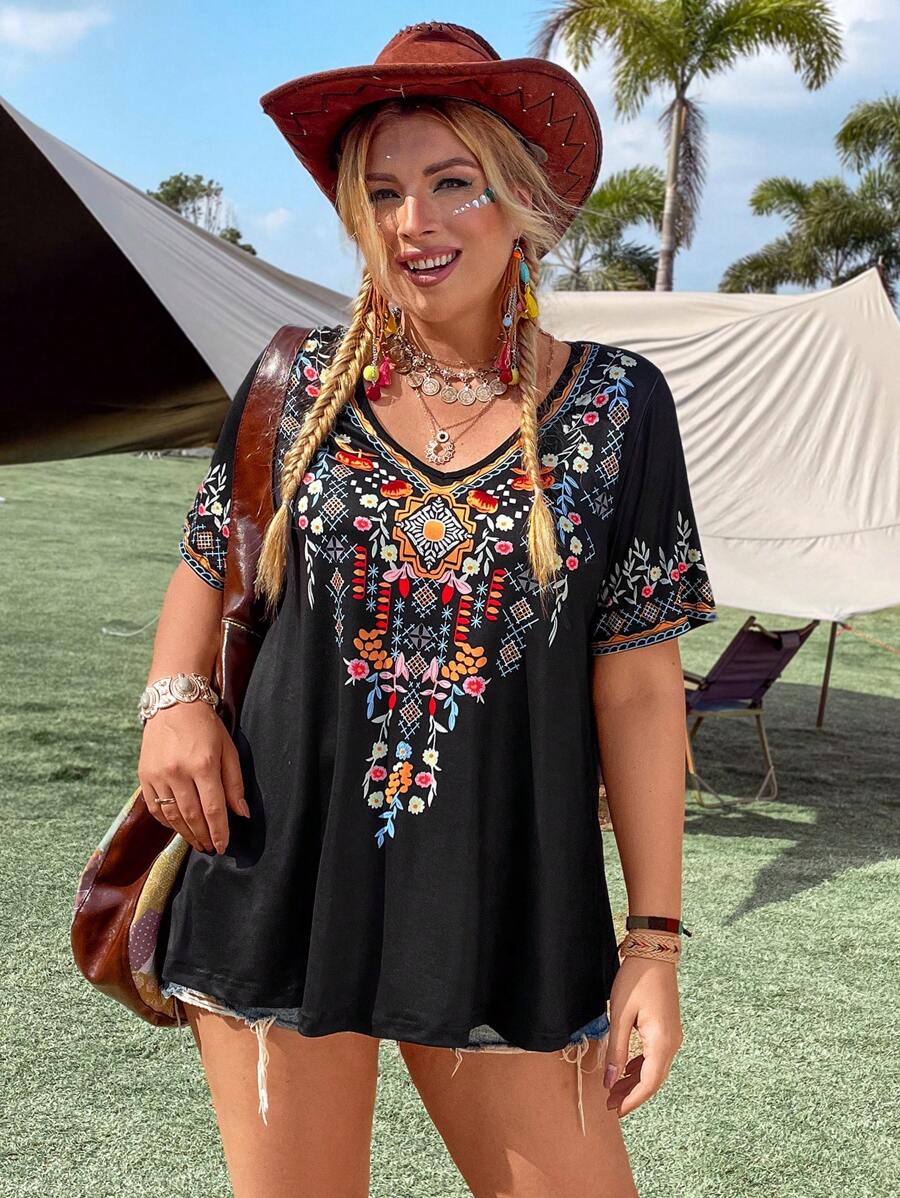 EMERY ROSE Plus Size Geometric Print V-Neck Short Sleeve T-Shirt - Black - View 1
