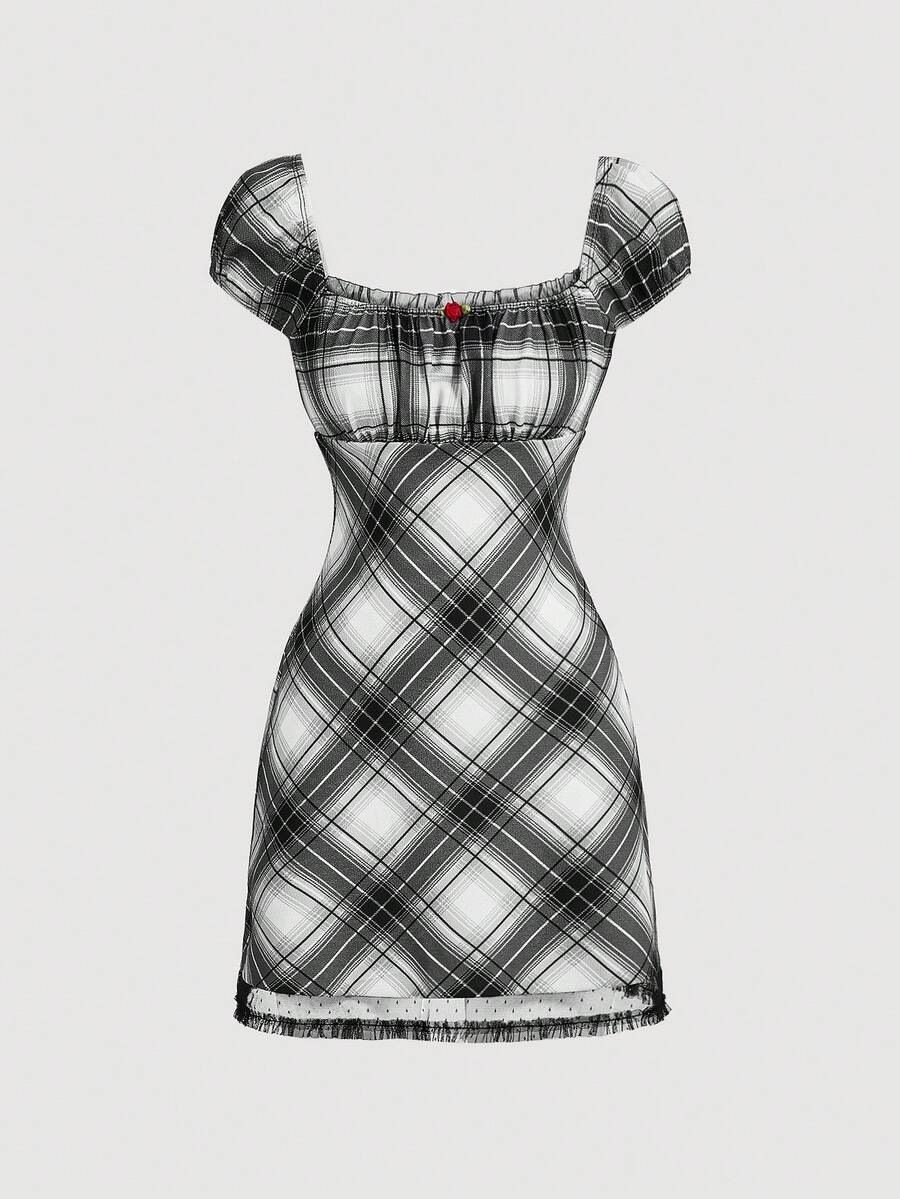 SHEIN Qutie 带 3d 花朵装饰的网眼格子连衣裙 - 黑與白 - 查看 1