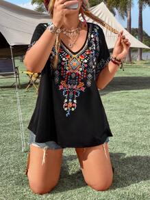 EMERY ROSE Plus Size Geometric Print V-Neck Short Sleeve T-Shirt - Black - View 5