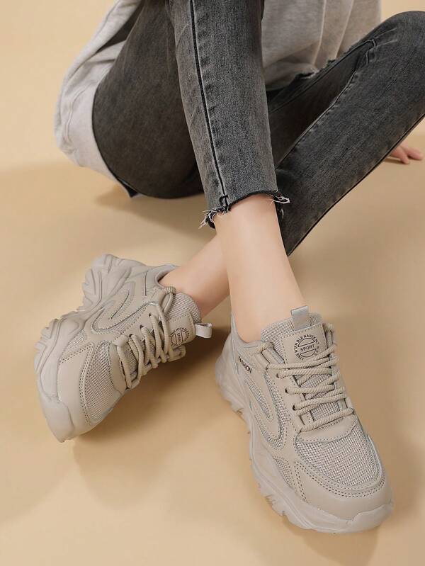 حذاء رياضي نسائي عصري وسميك لخريف 2025، قابل للتنفس ومريح