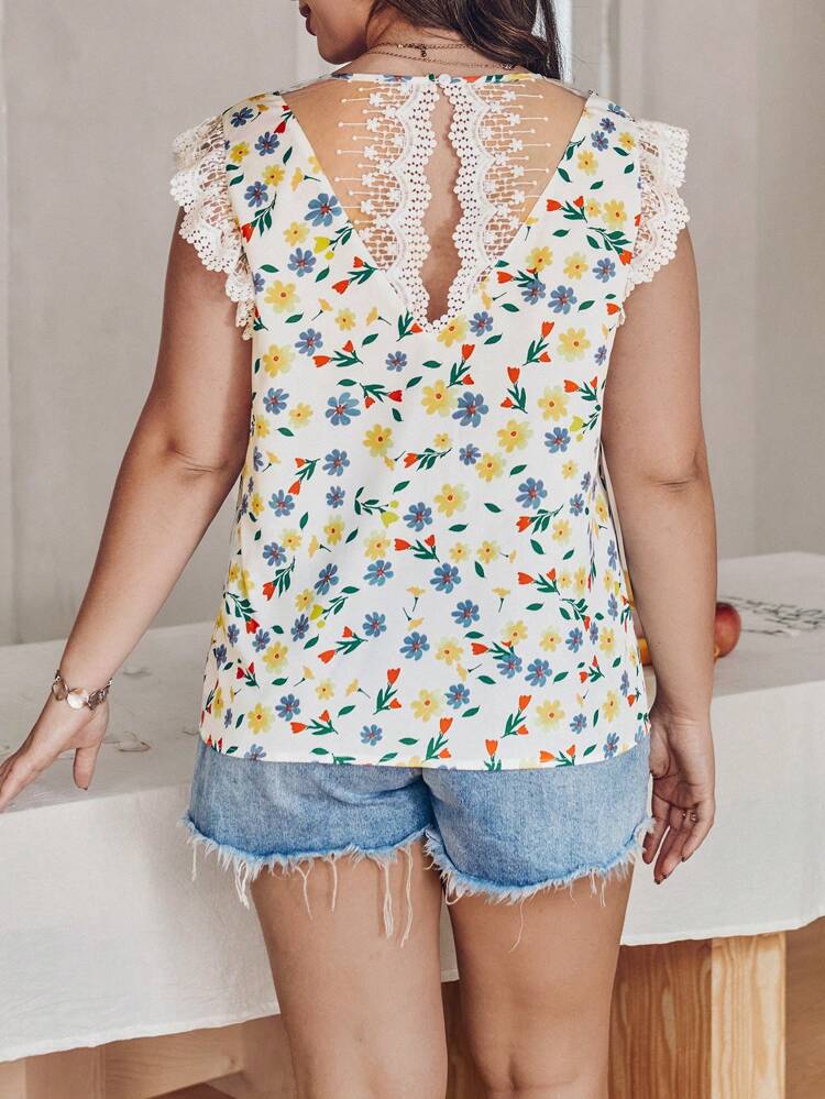Plus Size Women's V-Neck Lace Hem Short Sleeve Floral Print Top With Flutter Sleeves