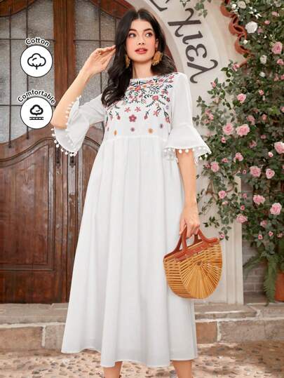 Mulvari 女士花卉刺繡設計連衣裙,配有毛球裝飾和飄逸袖子