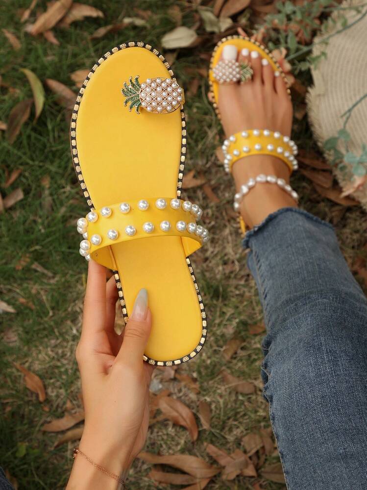 Sandalias de dedo con decoración de perla falsa y piña, sandalias planas amarillas, atuendos de primavera y verano para damas - Amarillo - Ver 1