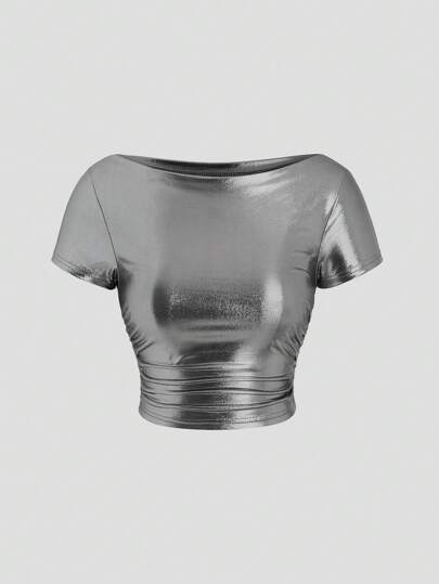 EgrlEra 船领短袖T恤，采用金属面料和褶裥设计，Y2K风格，适合新年假日派对