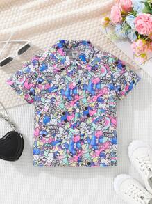 SHEIN Kleine Mädchen modisches Street Style All-Over Muster Kurzarm Shirt