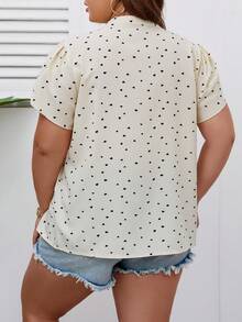 SHEIN Frenchy 加大碼心形印花翻領襯衫,具有花瓣袖 - 杏色 - 查看 2