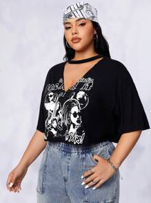 SHEIN EZwear Camiseta de manga corta con figure+letras estampadas de corte irregular y hombros caídos para verano - Negro - Ver 4
