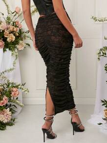 L'Amorae Chân váy bodycon xẻ gấu xếp nếp ren - màu đen - Xem 2