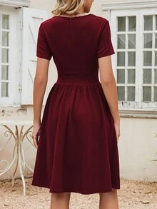 Vestido vintage mini de cuello en V con vuelo en el bajo de color rojo vino - Burdeos - Ver 2