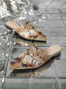 秋冬刺绣穆勒一脚蹬平底鞋，新款时尚尖头复古刺绣一脚蹬女式凉鞋