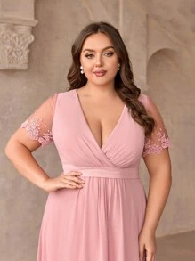 SHEIN Belle Vestido de dama de honor versátil para eventos de boda, elegante vestido con cuello en V rosa, cintura plisada, encaje romántico, mangas cortas, cintura alta estilizada, falda corta en frente y larga asimétrica - Rosa - Ver 2