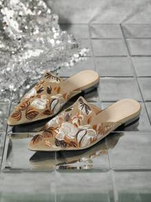 秋冬刺绣穆勒一脚蹬平底鞋，新款时尚尖头复古刺绣一脚蹬女式凉鞋