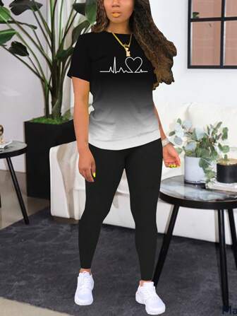 Conjunto deportivo de camiseta de manga corta con estampado de corazones y leggings para mujer
