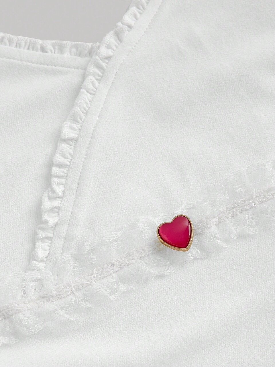 Women's Simple White T-Shirt With Heart Print And Lace Sleeves