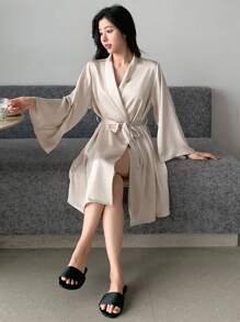 DAZY 简约缎面和服长袍，配有宽披肩领睡衣，适合秋季