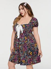 SHEIN Qutie Plus Size Nơ trang trí váy cổ yếm in hoa Ditsy - Nhiều màu - Xem 3