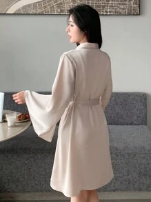 DAZY 简约缎面和服长袍，配有宽披肩领睡衣，适合秋季