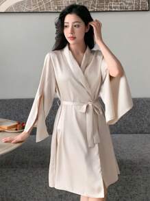 DAZY 简约缎面和服长袍，配有宽披肩领睡衣，适合秋季