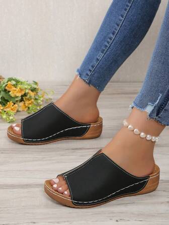 Neue Frühjahr/Sommer Kollektion Damen Bequeme Schwarz Pantoletten mit Durchbrochener Plateausohle und Keilabsatz (Polyurethan-Sohle mit kleinen Löchern) - Valentinstag